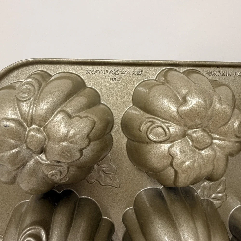 Williams-Sonoma Nordic Ware Cast Aluminum Pumpkin Patch Pan 12 NEW Mini Cakes